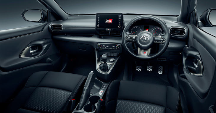 「GRヤリス」のインテリア。1.5リッターエンジンを搭載するCVT車を除き、トランスミッションは6段MT（写真）となる。