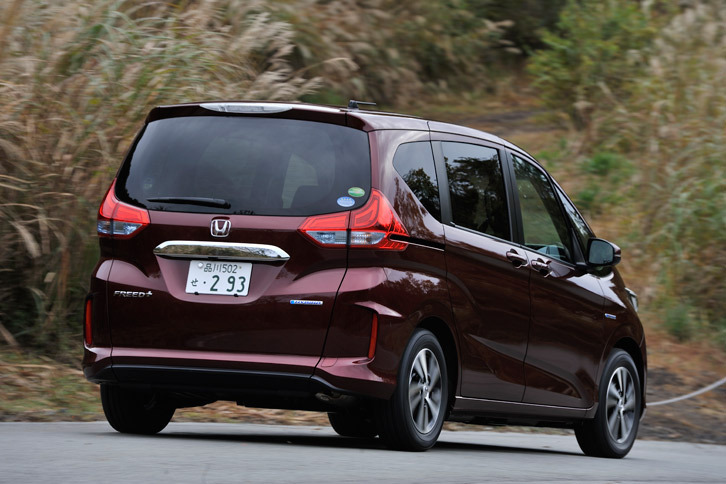 「フリード」シリーズの燃費は、ハイブリッドのFF車が26.6～27.2km/リッター、同4WD車が25.2km/リッター。ガソリンのFF車が19.0km/リッター、同4WD車が16.4～17.6km/リッターとなっている。（いずれもJC08モード）