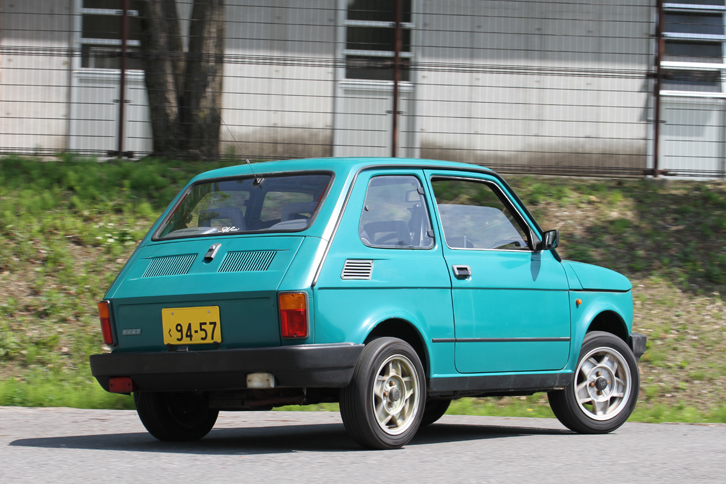 軽登録された1999年「フィアット126」。いわば2代目「フィアット500」をアップデートしたモデルで、この個体はかつてポルスキ・フィアットと呼ばれたポーランド工場製。