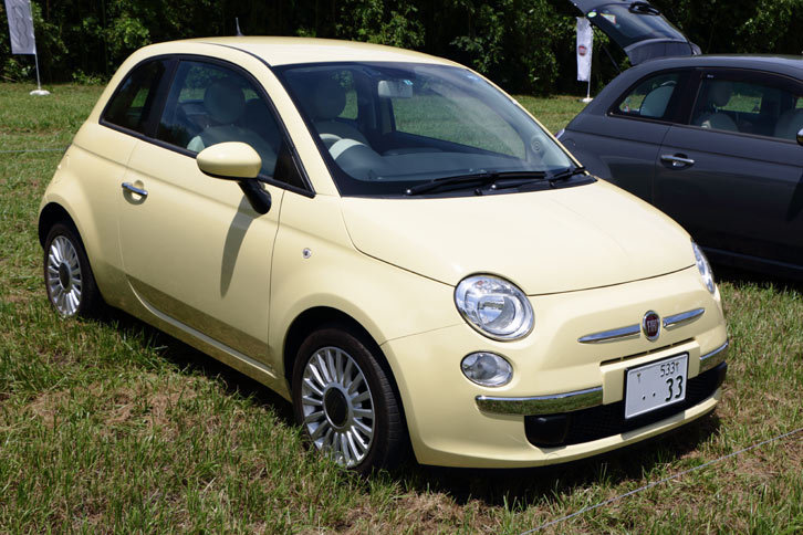 実は日本限定モデルである「500バニラカラー」。ルパン三世の愛車をほうふつさせる色だ。
			 