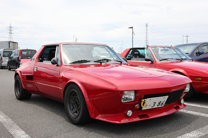 「フィアットX1/9」の開発に関わったジャンパオロ・ダラーラがプロデュースした「ダラーラX1/9」風にモディファイした仕様。グラマラスなボディーキットによって3ナンバー登録となっている。