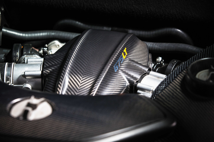 キャビン後方に搭載される3.8リッターV8ツインターボエンジン。最高出力675ps、最大トルク700Nmを発生する。