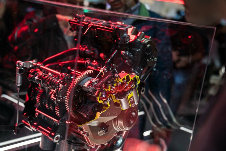 小変更を受けた「CBR650R」や「CB650R」は、ホンダが新たに開発した「E-Clutch」を搭載。ショー会場にはE-Clutchのカットモデルも展示され、来場者が興味深くその機構を観察していた。ハーフクラッチ、燃料噴射カット、イグニッションコントロールを統合制御することで、変速時にはシフトショックのないスムーズな加減速を実現。さらに発進時や停車時にもクラッチ操作は不要となる。いっぽうで、通常どおりのクラッチ操作も可能だという。クラッチカバー上にE-Clutchのシステムが搭載されるため、その上部が多少大きくなっているが、違和感は小さい。