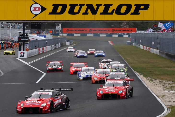 GT500クラスのスタートシーン。