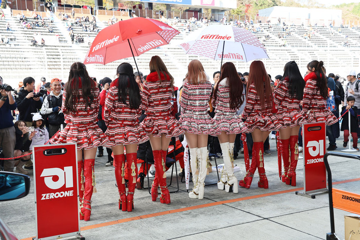 レースクイーン？　キャンギャル？　いいえ、SUPER GTでは今季から“レースアンバサダー”と呼ぶことにしたそうです。