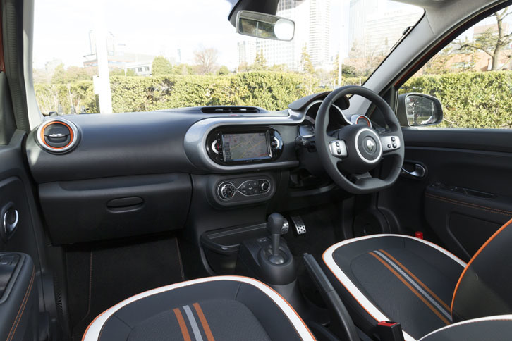 新たに追加されたEDC仕様のインストゥルメントパネルまわり。内装では、各所に施されたオレンジやホワイトのアクセントが「GT」の特徴である。