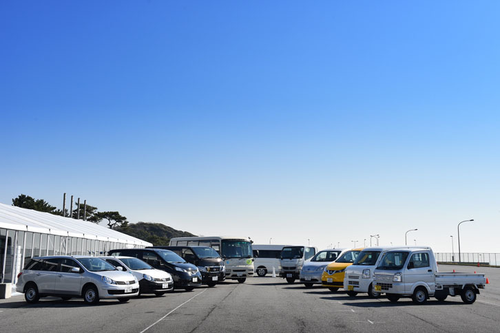 ずらりと並んだ日産の小型商用車（LCV）。日産が世界で販売する新車の5台に1台がLCVという。