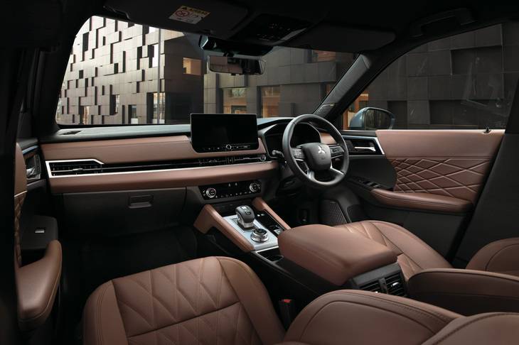 最新型「アウトランダー」のインテリア。運転席＆助手席のシートベンチレーション機能やフレームレスタイプのデジタルルームミラーが新たに採用された。スマートフォン連携ナビゲーションのディスプレイが9インチから12.3インチにサイズアップされ、「MITSUBISHI CONNECT」の機能拡大によりGoogleを用いた目的地検索が可能となった。