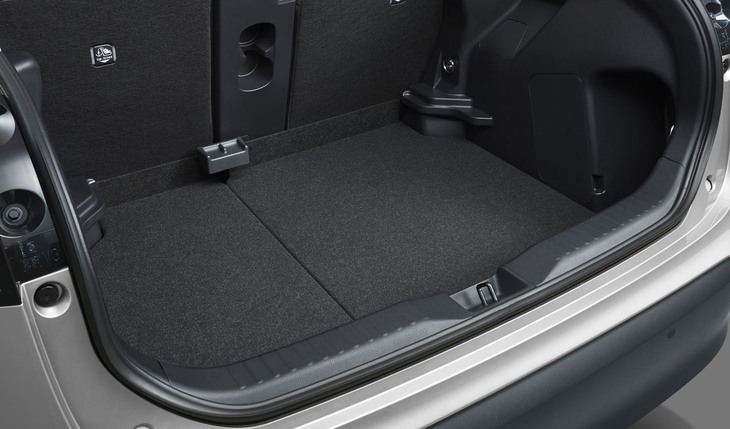 6：4分割が可能なデッキボードをトヨタの小型SUVとして初採用。荷室の左右で床面の高さを変えられる。