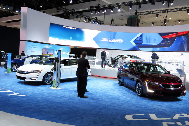 2017年のロサンゼルスショーに展示された3台の「クラリティ」。右から、燃料電池車の「フューエルセル」、プラグインハイブリッド車の「PHEV」、左奥の青い個体が電気自動車の「エレクトリック」。