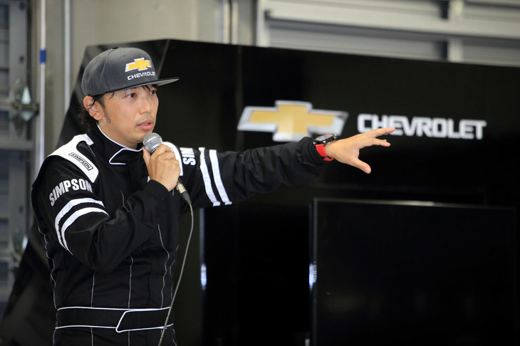 サーキットを走る上でのルールやマナー、気をつけるべきことを説明する、レーシングドライバーの古賀琢麻選手。シボレーレーシングに所属し、今年は年24戦で競われるナスカーK＆Nプロシリーズにフル参戦する、バリバリの現役レーサーである。