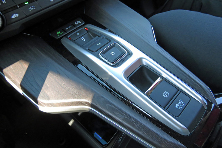 センターコンソールに備わる、シフトセレクターや電動パーキングブレーキの操作スイッチ。最初に「レジェンド」で見たときにはギョッとしたが、もうすっかり慣れた。