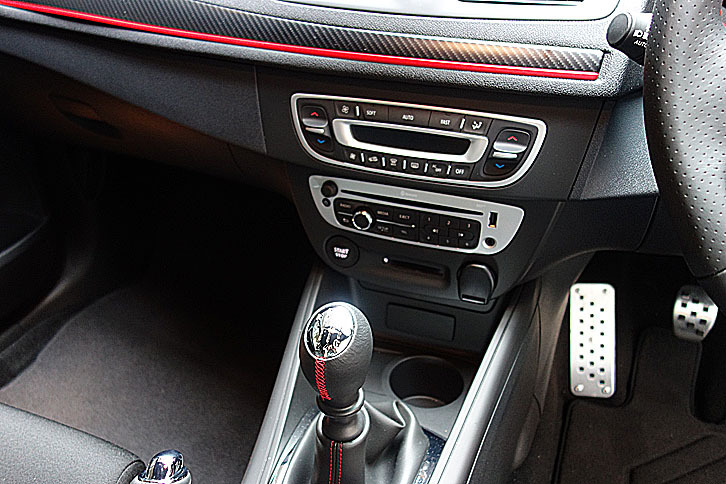 「メガーヌR.S. 273」のシフトレバーとインストゥルメントパネルまわり。