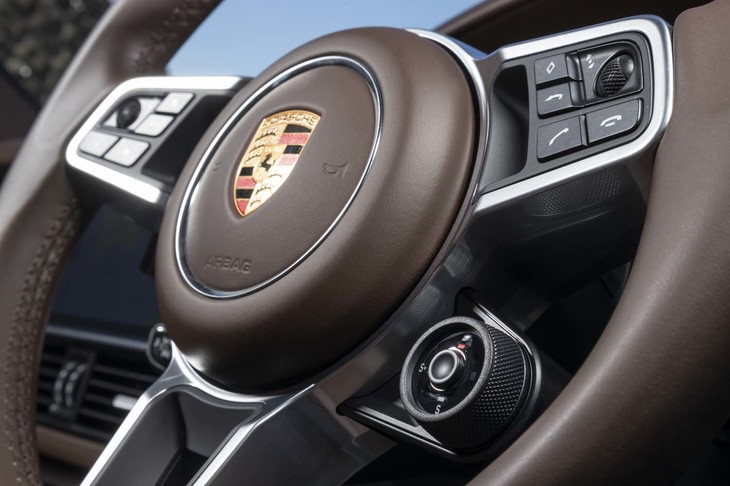 ステアリングホイールのセンター右下には、ダイヤル式の走行モードセレクターがレイアウトされる。