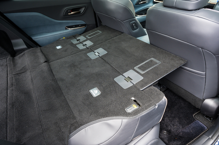 「エステート」ならではの装備である「ラゲッジルーム拡張ボード」。後席を倒した際に足元スペースをボードでふさぎ、使える空間を拡大できる。