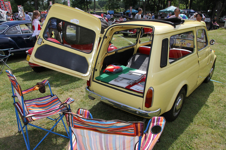 1963年「フィアット500ジャルディニエラ」。ヌオーバ・チンクエチェントこと2代目「フィアット500」のワゴン。ホイールベースと全長を延ばし、シリンダーを横倒しした専用エンジンを搭載して、荷室の長さと高さを確保している。