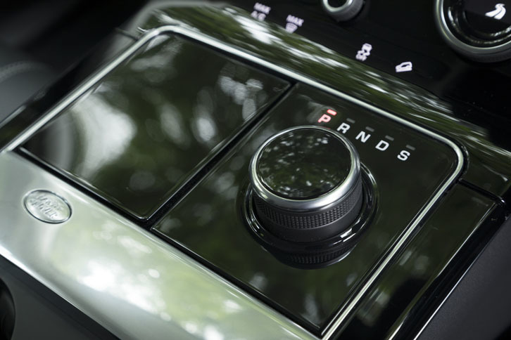 トランスミッションは全車8段AT。ダイヤル式のシフトセレクターが、起動とともに立ち上がる。