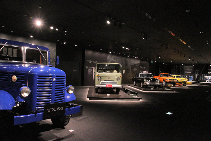 同じくミュージアムエリア2階にある、「いすゞの歴史」展示。実車およびエンジン（単体）、モデルカーが並べられている。