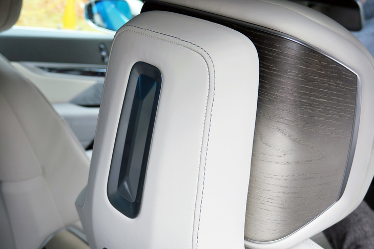 BMW i7 xDrive60eエクセレンス（フロントヘッドレスト）