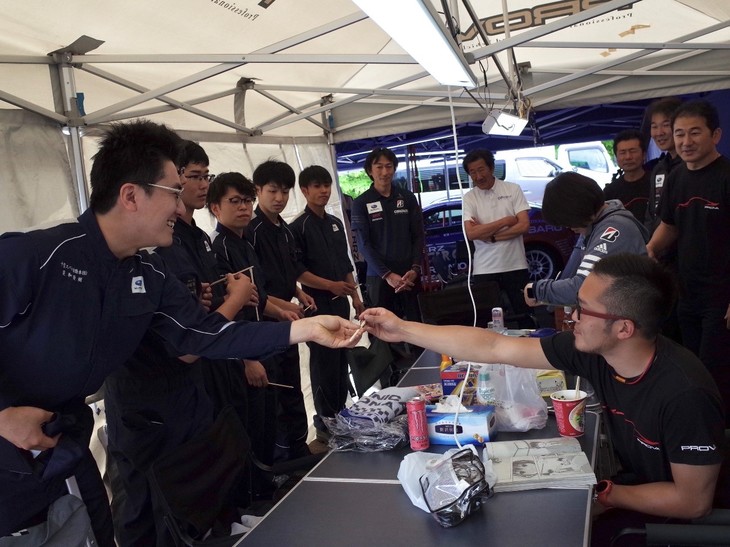 いよいよレースウイークがスタート。初日にまず行うのはチーム全員での朝礼です。毎戦ひとりずつ自己紹介し、ディーラーメカニックさんの担当車両を決めています。今回のディーラーメカニックさんは実際にサーキットを走ったことがある方や、86/BRZ Raceの観戦経験のある方もいて、レースについての話でとても盛り上がりました。