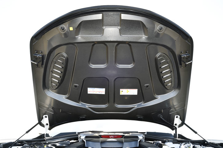 カーボン製のボンネットを裏から見たところ。「クアドリフォリオ」以外の「ジュリア」ではアルミ製となる。