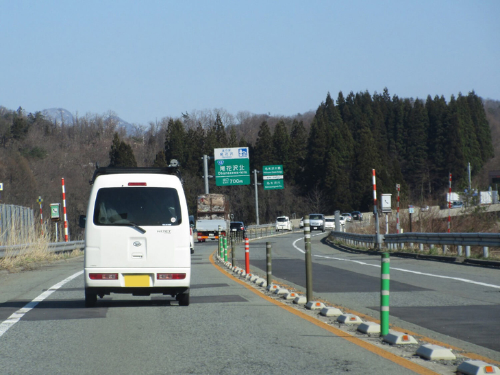 無料区間は交通量が多い（尾花沢北付近）。