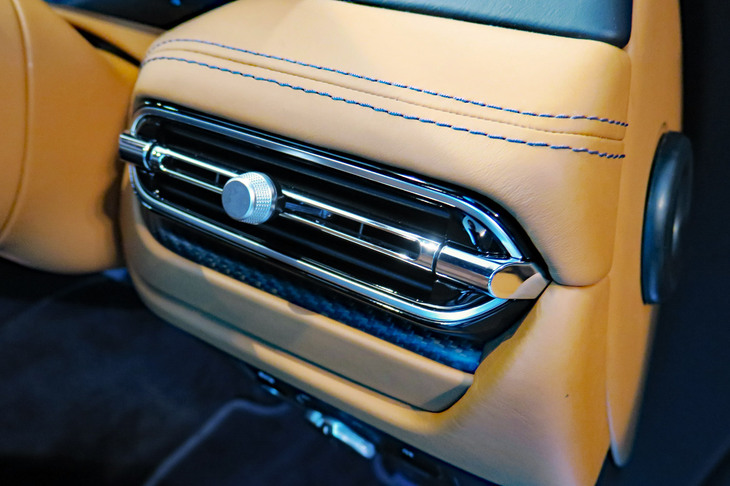 アストンマーティンDB12（エアコン吹き出し口）