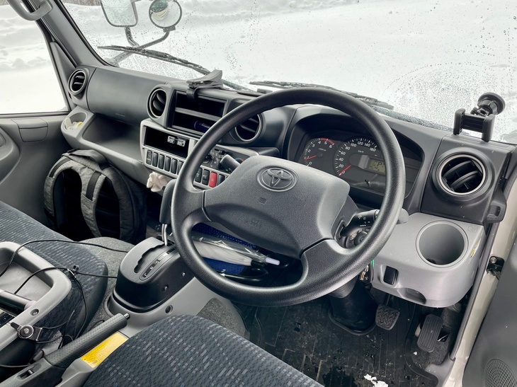 ベース車両は「トヨタ・カムロード」。キャンピングカーユーザーのリクエストに応えてトヨタがつくったもので「ダイナ」（カムロードのさらにベース車）からトレッド幅が変わり、内装も少し豪華に。