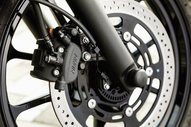 ブレーキディスクは前がφ310mm、後ろがφ240mmという大きさ。ともにデュアルピストンキャリパーを組み合わせており、自然な操作性と高い制動力を実現している。