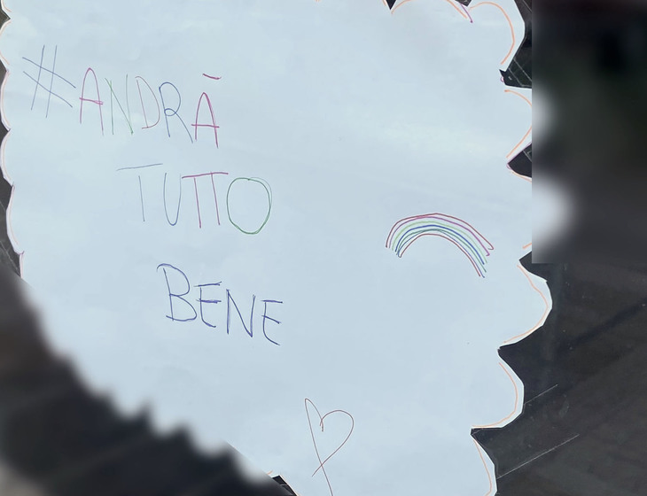 アパルタメントのエントランスには、「Andrà tutto bene（すべてうまくいくさ）」と書いた紙が、入居者の誰かによっていつの間にか貼られていた。