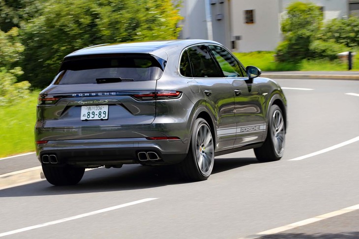 0-100km/h加速のタイムは3.8秒、最高速は295km/hと公表されている。