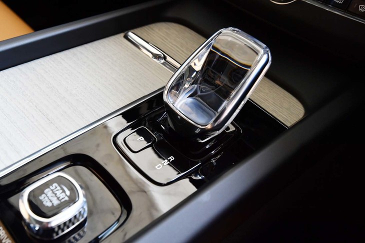 オレフォス製のクリスタルシフトノブ。8段ATのメカニズムおよび制御は、従来型「XC60」のものから変更されている。