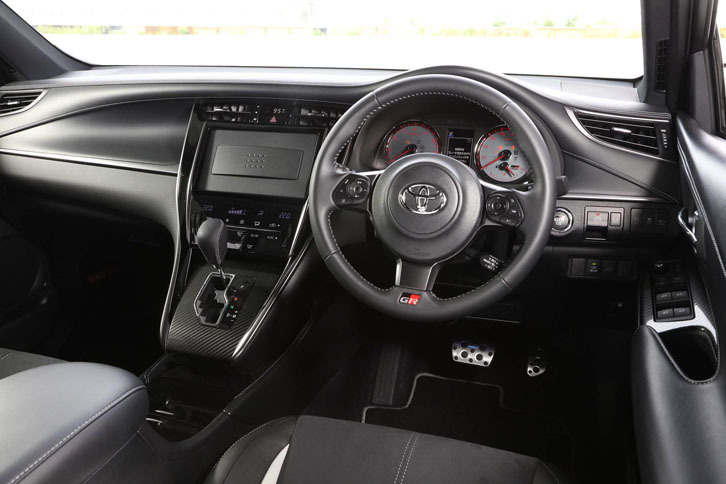 ブラック基調のカラーでまとめられた、「ハリアー エレガンス“GRスポーツ”」のインテリア。