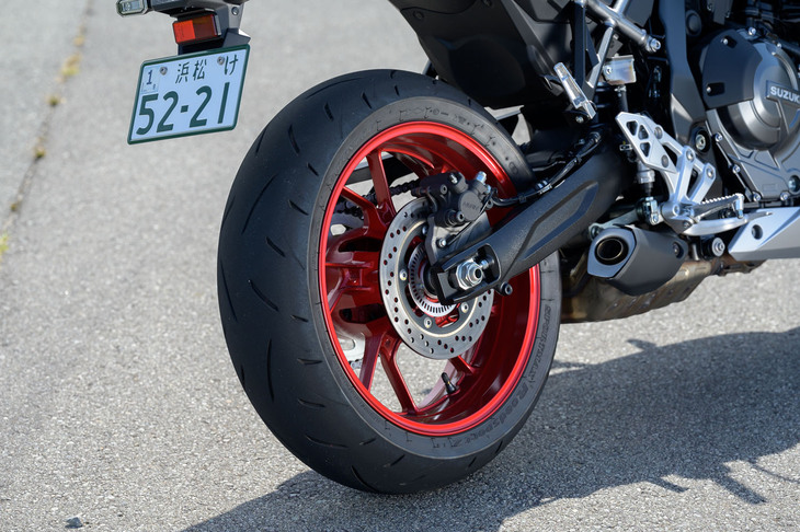 タイヤサイズは前が120/70ZR17、後ろが180/55ZR17。「GSX-8R」に合わせて内部構造を最適化した「ダンロップ・スポーツマックス ロードスポーツ2」を装着している。