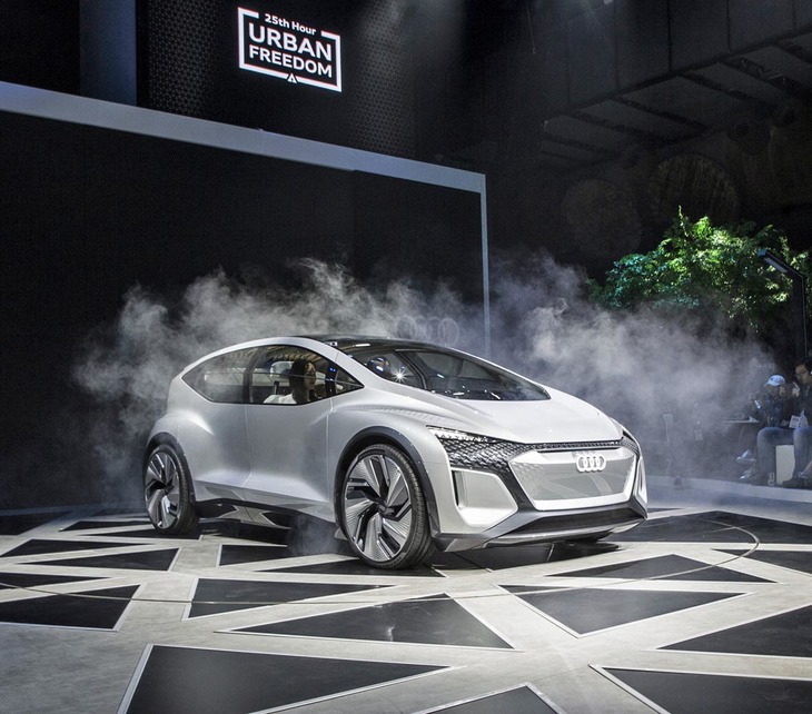 2019年4月15日、上海モーターショーの会場で公開されたアウディのコンセプトカー「AI:ME」。都市部での使用を前提としたコンパクトなEVで、通常の運転に加え、完全自動運転も可能となることが想定されている。