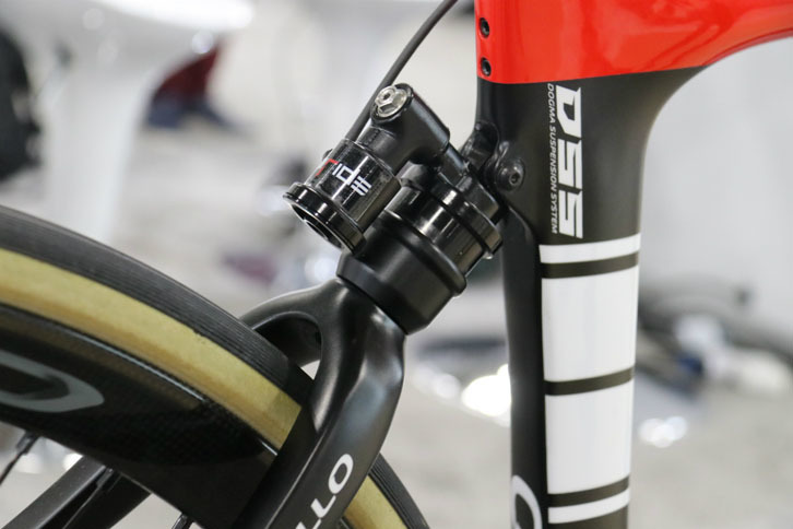 油圧による減衰力可変リアサスペンション。自転車の公式競技にも使用可能という。現在、フロント用も開発中とのこと。