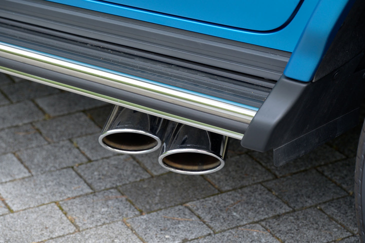 マフラーは左右2本出し。内部のフラップによって排気音を変化させる「AMGパフォーマンスエキゾーストシステム」を装備する。