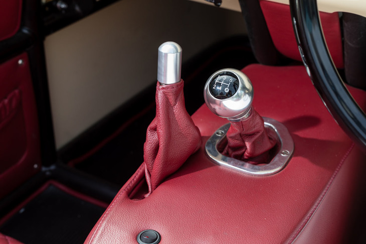 トランスミッションはマツダ製の5段MT。サイドブレーキは昔ながらのフライオフ式で、レバーを引いたらノブを下げて固定。解除するときは、軽くレバーを引いてノブが上がるのを確認してから戻す。