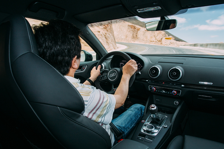 ワインディングロードで「RS 3セダン」を駆る。同車ではフロントガラスに遮音ガラスを採用するほか、ボディー各所に軽量な吸音材を配置するなど、遮音性も追求されている。