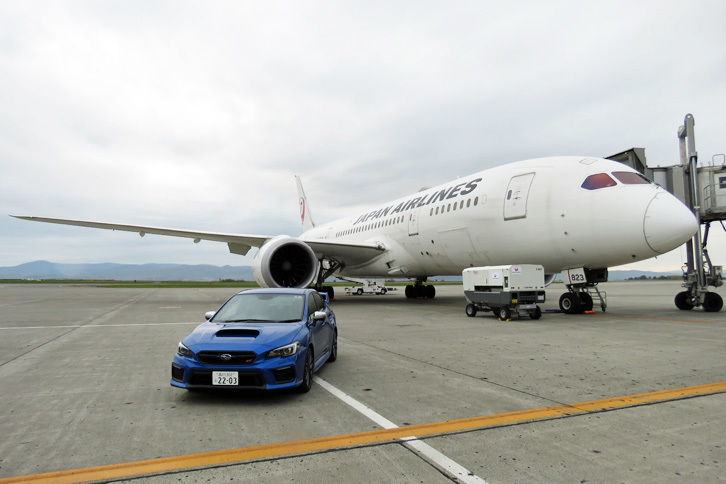 「ボーイング787-8」と「スバルWRX STI」。ボーイング787-8の中央翼をスバルが製造している。
