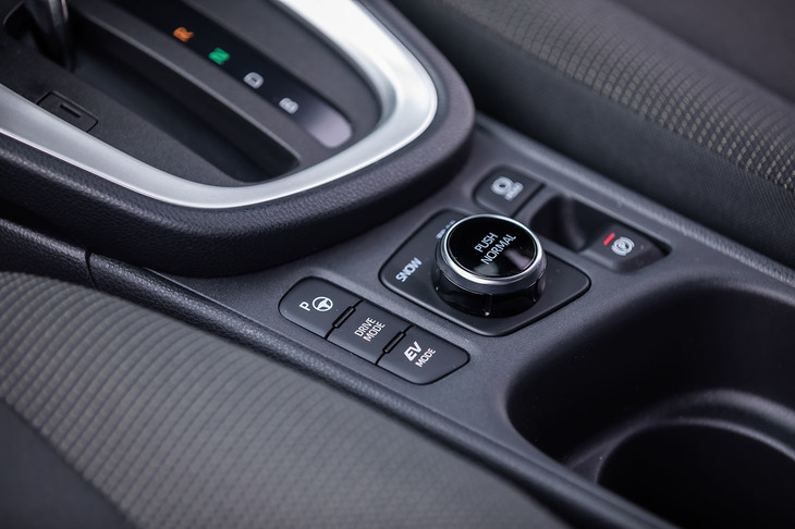 4WD車では搭載パワーユニットにかかわらず、走行モード切り替えスイッチをシフトレバー手前に配置している。写真は「NORMAL」「SNOW」「TRAIL」の3つのモードが用意されるハイブリッド「E-Four」車用のスイッチ。
