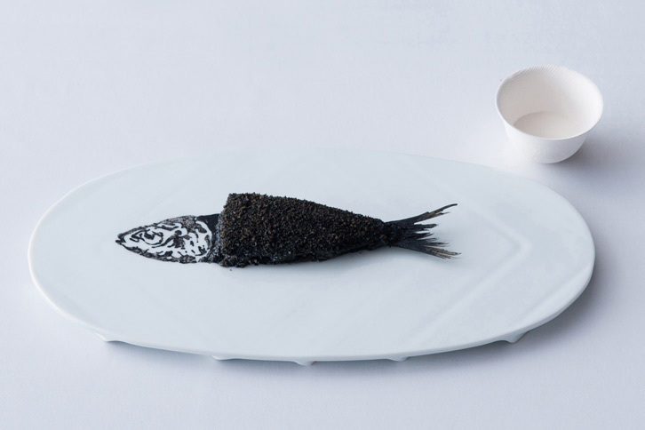 「“白と黒” 魚拓」。魚の型でスタンプ。今回の魚はイワシ。