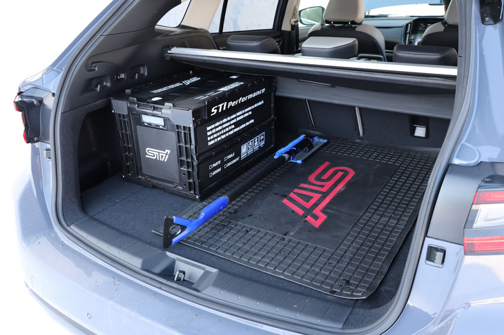 床下に配置される容量69リッターのサブトランクを含む荷室容量は561リッター。今回の試乗車は、雪上走行用にスコップやアイススクレーパー、STIのラバーマットなどを積載していた。
