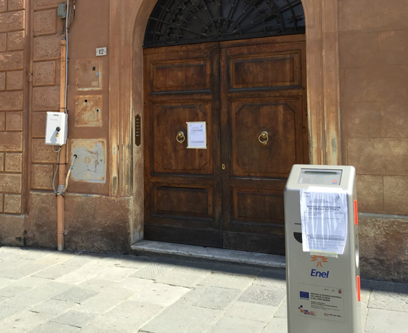 こちらはシエナのEV用充電ポール。先進的な施設であるにも関わらず、これまた「給電中止」の貼り紙が。2015年6月撮影。