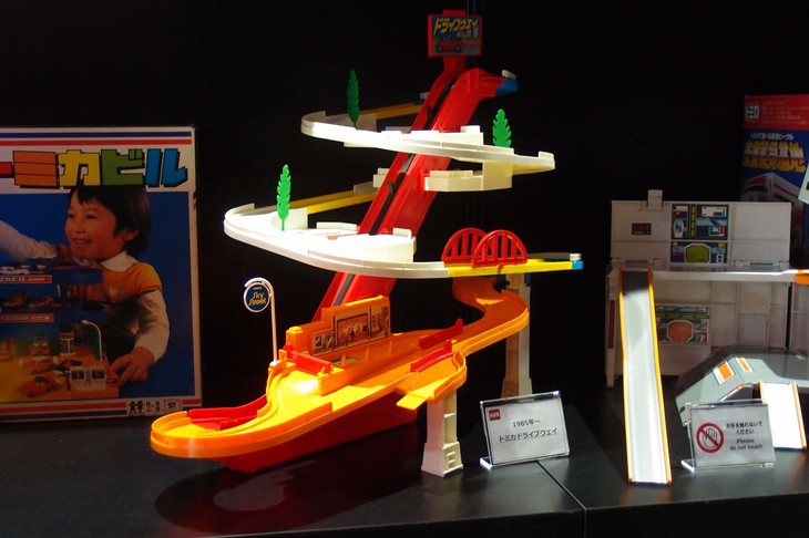 中央に上りエスカレーターを備える「トミカドライブウェイ」。1985年に登場した。