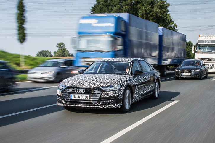 新型「アウディA8」には市販車初となるレベル3の自動運転機能が搭載されている。