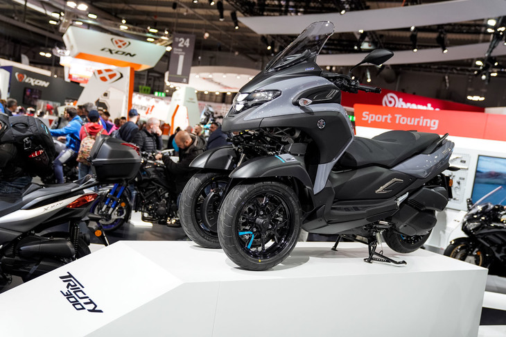 2018年のEICMAでコンセプトモデル「3CT」として登場した、フロント2輪のLMW（リーニング・マルチ・ホイール）機構を搭載する車両が市販化。「ヤマハ・トリシティ300」として発表された。300ccクラスのスクーターが日常の移動手段として確立しているイタリアにおいて、石畳やトラムの線路の上でも高い安定感を誇るLMW機構のスクーターは、ライバルに対して大きなアドバンテージとなる。