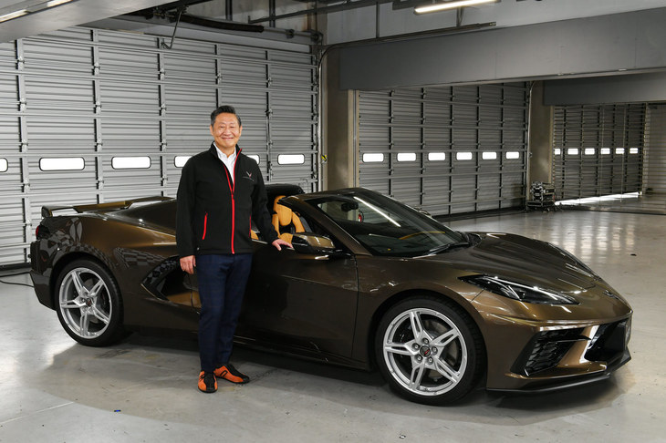新型「シボレー・コルベット」とゼネラルモーターズ・ジャパンの若松 格社長。（写真：ゼネラルモーターズ・ジャパン）