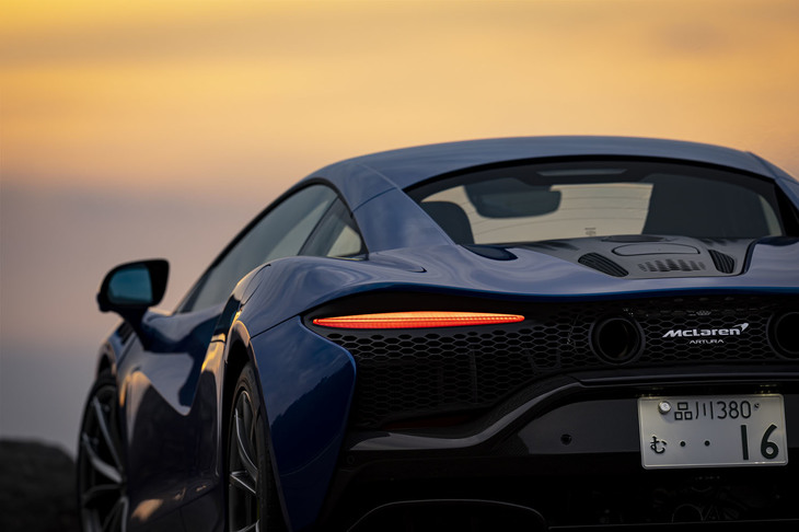 ルーフからリアフードに続く2本の「リアバットレス」は走行中のエアをリアデッキに誘導し、冷却性能を向上させる役割を担う。「リアクラムシェル」は軽量なアルミ製でワンピース構造。その重量は14kgに抑えられている。