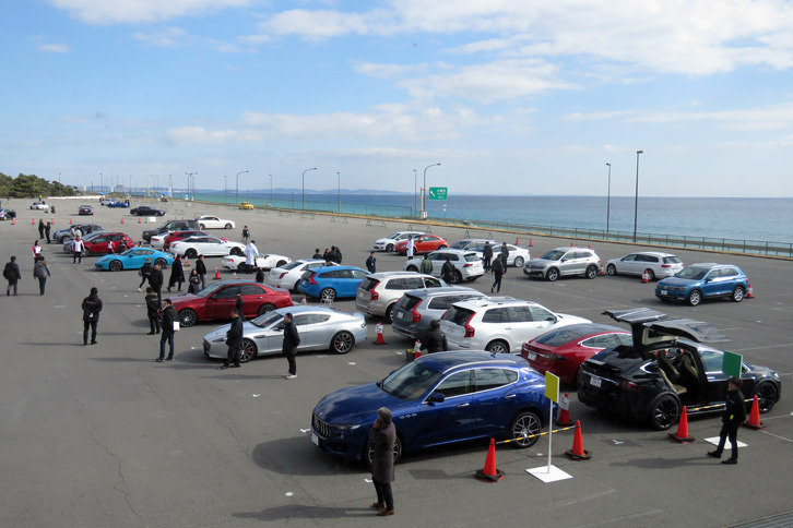 JAIA合同試乗会場の様子。やれやれ。今年も、わが「バイパー」より排気量の大きなクルマには会えなかったぜ……。